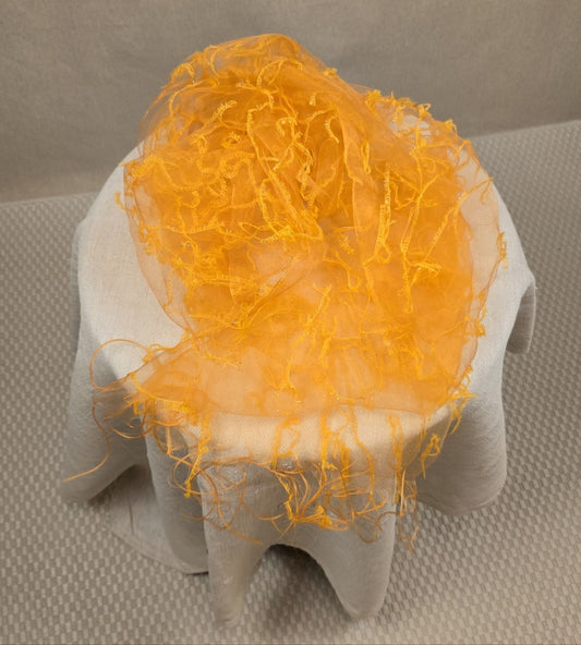 Orangener Organza-Schal mit Fransenstruktur