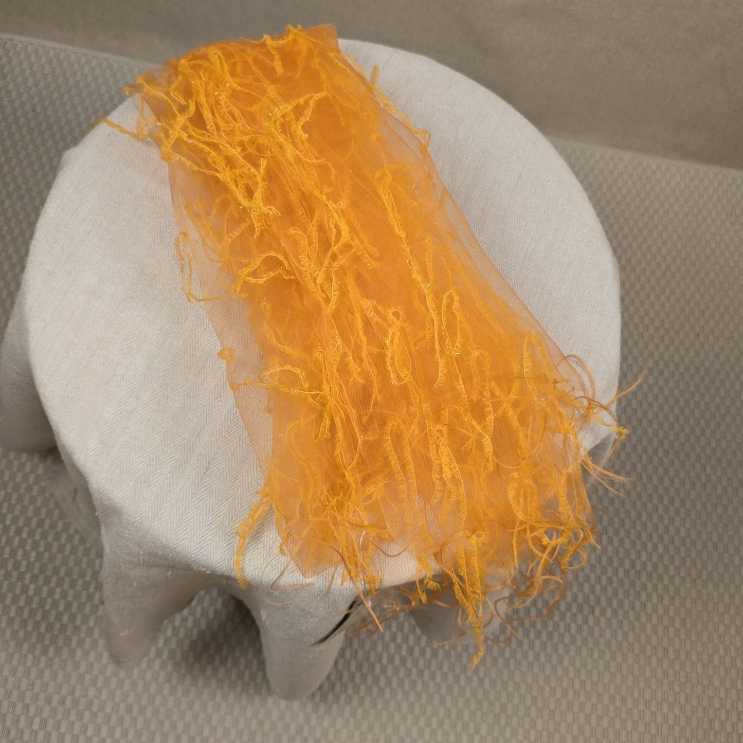 Orangener Organza-Schal mit Fransenstruktur
