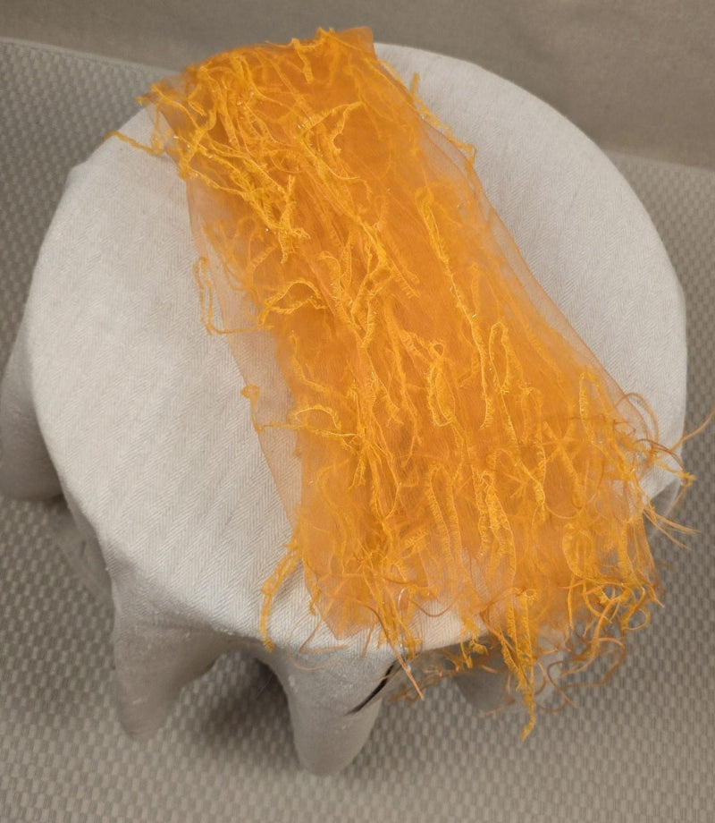 Orangener Organza-Schal mit Fransenstruktur