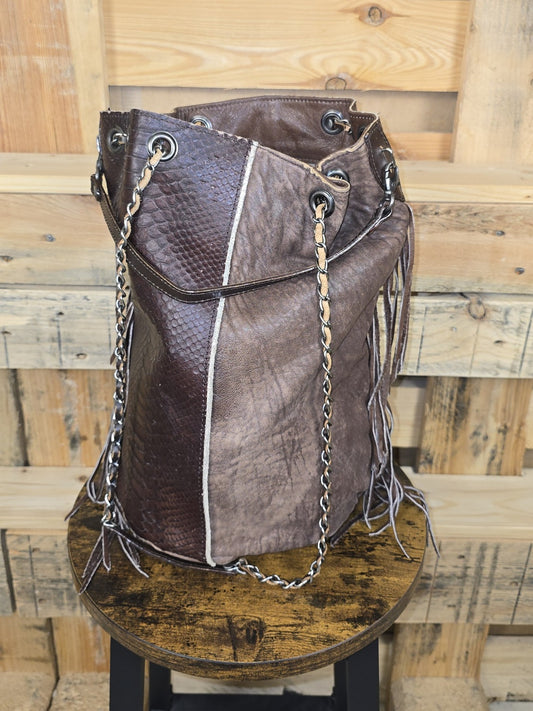 Ariza Boho-Luxe Beuteltasche aus Leder mit Fransen und Kettenriemen
