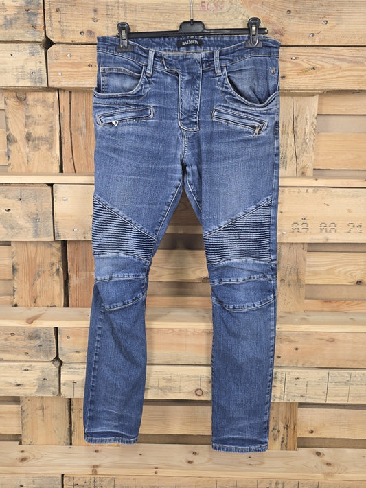 Blaue Balmain Bikerjeans mit gesteppten Kniepartien und Reißverschlusstaschen in Vorderansicht