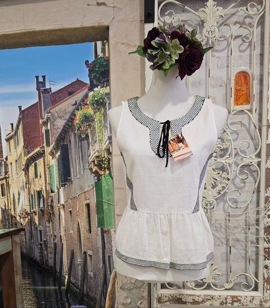 Besticktes Leinentop Handmade aus Leinen mit Schößchen Vorderansicht