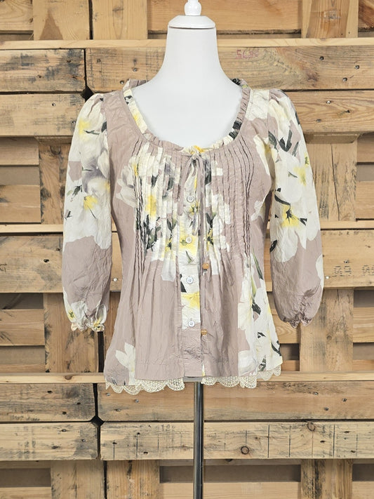 Blumarine Seidenbluse mit floralem Muster und Spitzensaum in Größe 38