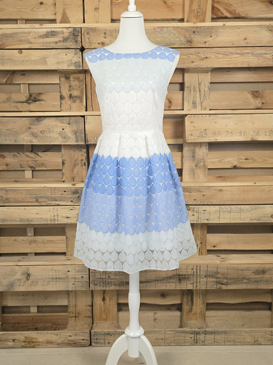 Derhy Cocktailkleid in Weiß und Hellblau mit strukturierter Oberfläche und ausgestelltem Rock