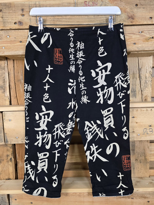 Moschino Jeans Y2K Caprihose mit markantem Schriftprint in Schwarz-Weiß