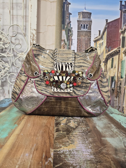 Designertasche aus Leder mit Zebraoptik und Schmuckdetails