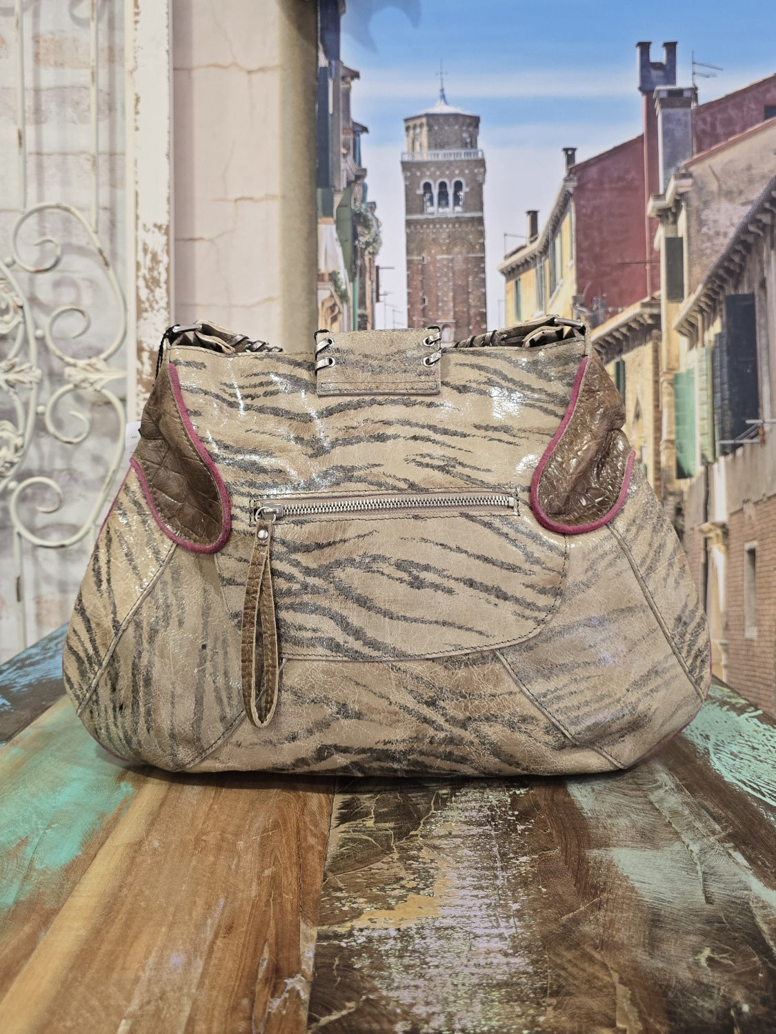 Designertasche mit Zebraoptik