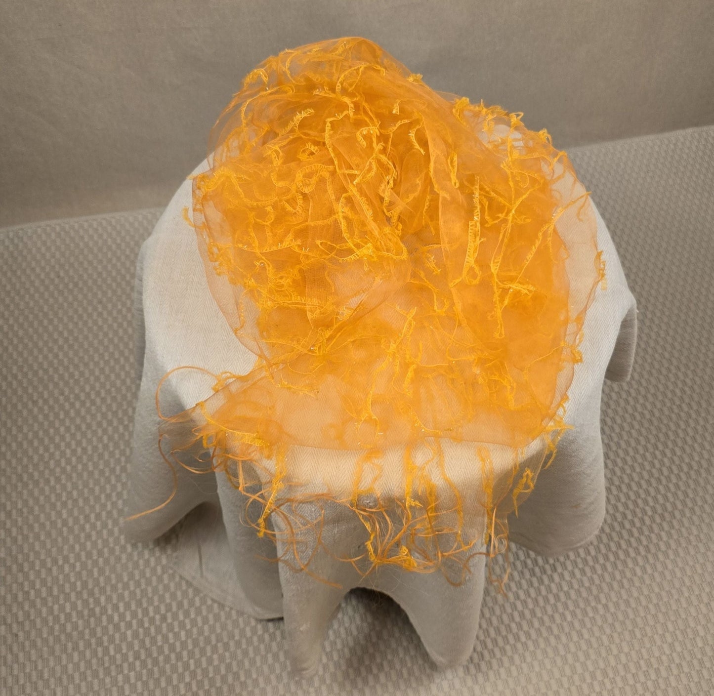 Orangener Organza-Schal mit Fransenstruktur