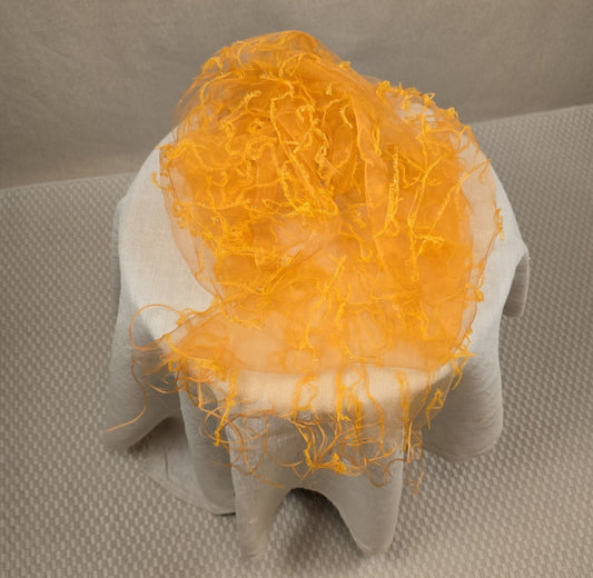 Orangener Organza-Schal mit Fransenstruktur