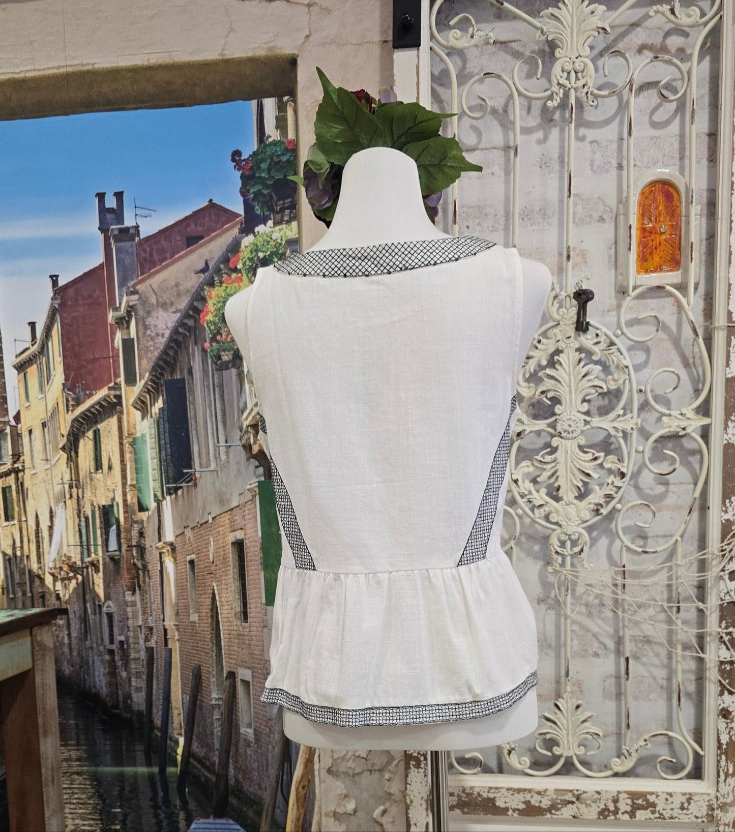 Besticktes Leinentop Handmade aus Leinen mit Schößchen Rückansicht