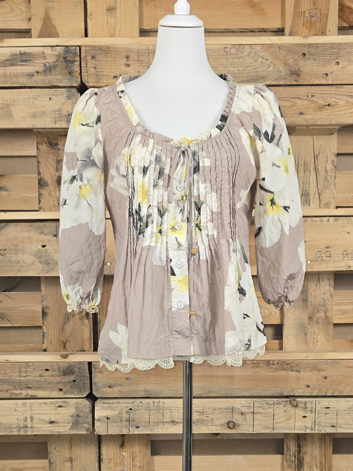 Blumarine Seidenbluse mit floralem Muster und Spitzensaum in Größe 38