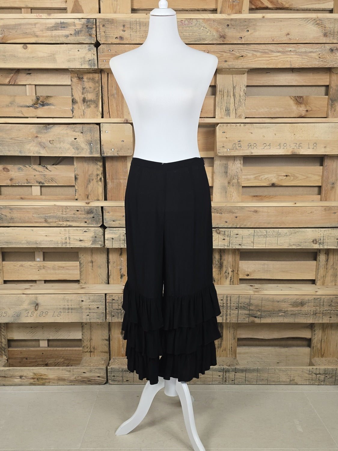 Schwarze Culotte mit mehrlagigen Volants