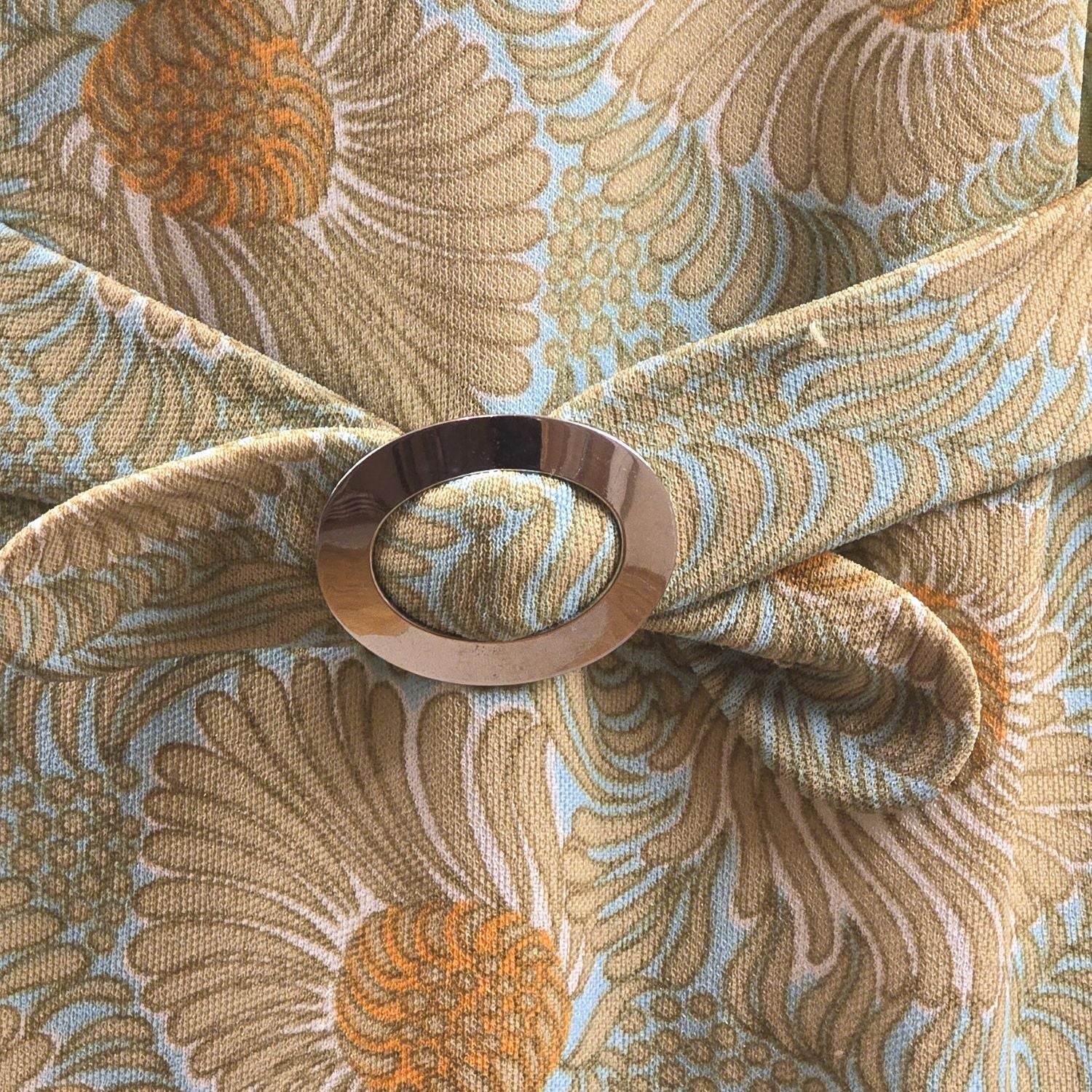Detailaufnahme des Bindegürtels beim Retro-Sommerkleid aus Trevira 2000 – Vintage-Stoff mit floralem Muster in Ocker, Grün und Creme