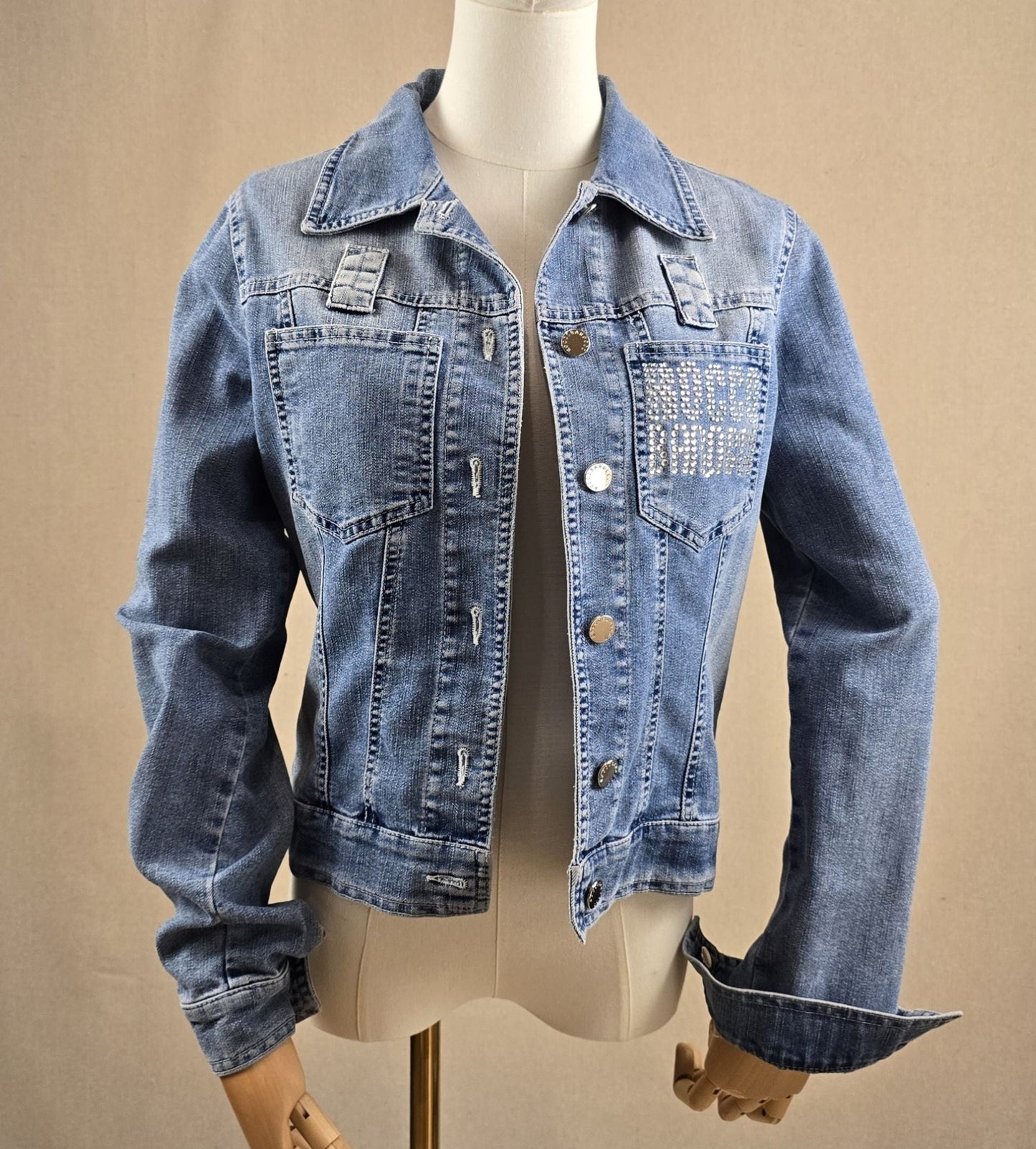 Vintage-Jeansjacke von Roccobarocco in Mittelblau mit silbernen Knöpfen und glitzerndem Logo-Schriftzug 