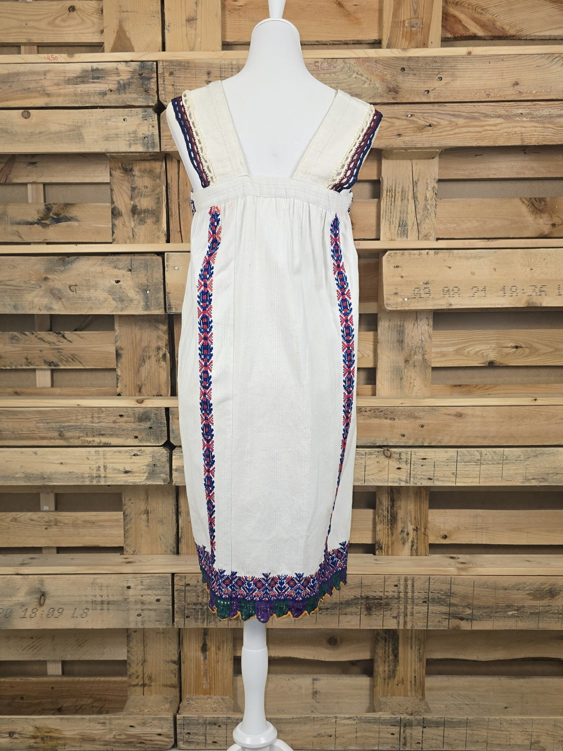 Handgefertigtes Leinenkleid mit Stickerei