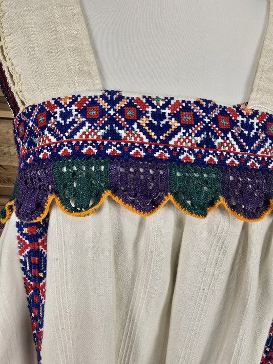 Handgefertigtes Leinenkleid mit Stickerei