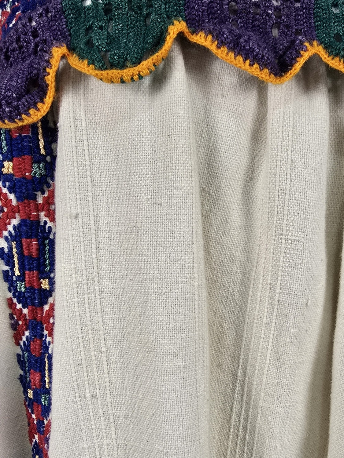 Handgefertigtes Leinenkleid mit Stickerei