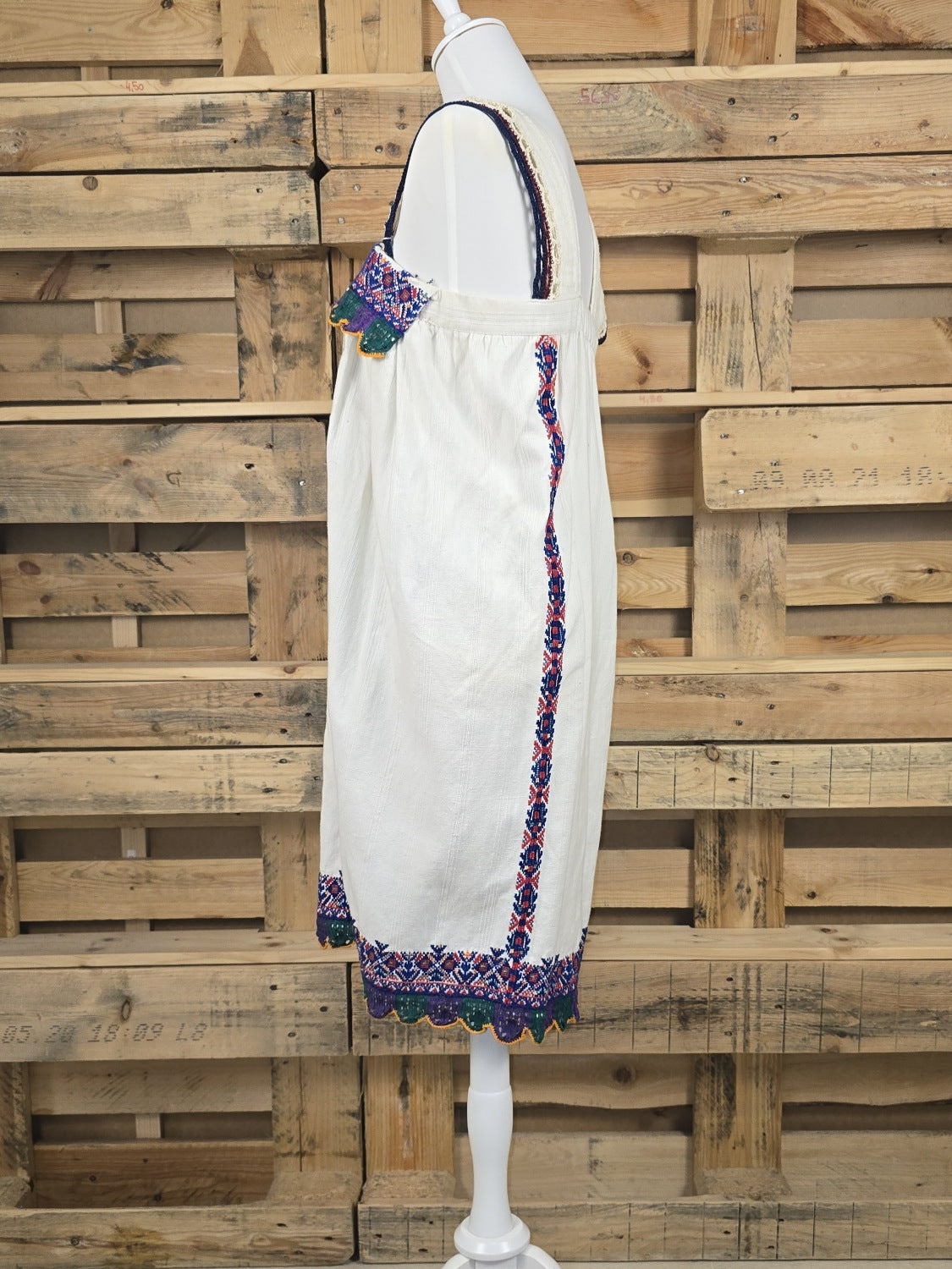 Handgefertigtes Leinenkleid mit Stickerei