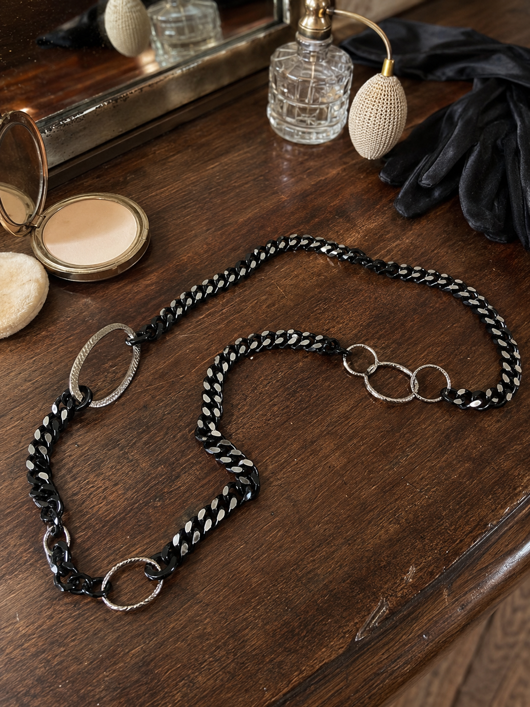 Chain Reaction – schwarz-silberne Gliederkette mit Ringen