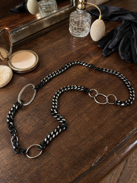 Chain Reaction – schwarz-silberne Gliederkette mit Ringen