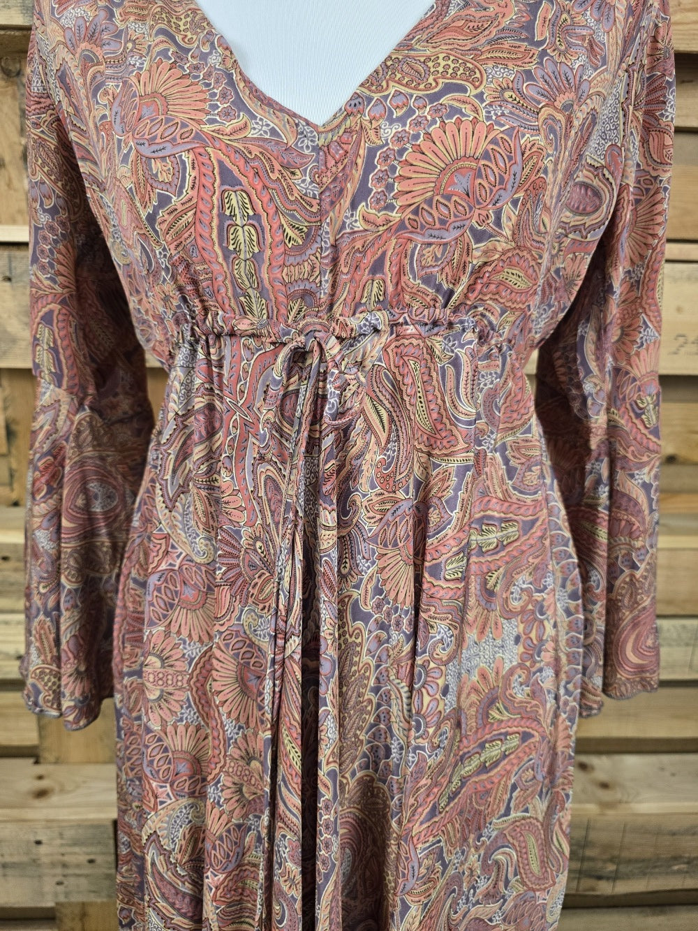 seiden maxikleid mit paisleymuster detailansicht