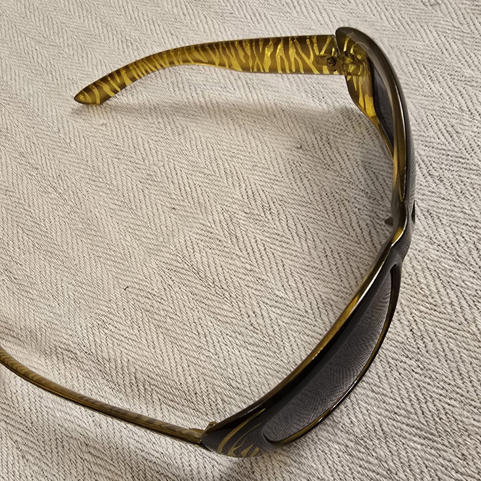 Detailaufnahme des Brillenbügels mit goldfarbenem Tigermuster – retro-inspiriertes Design