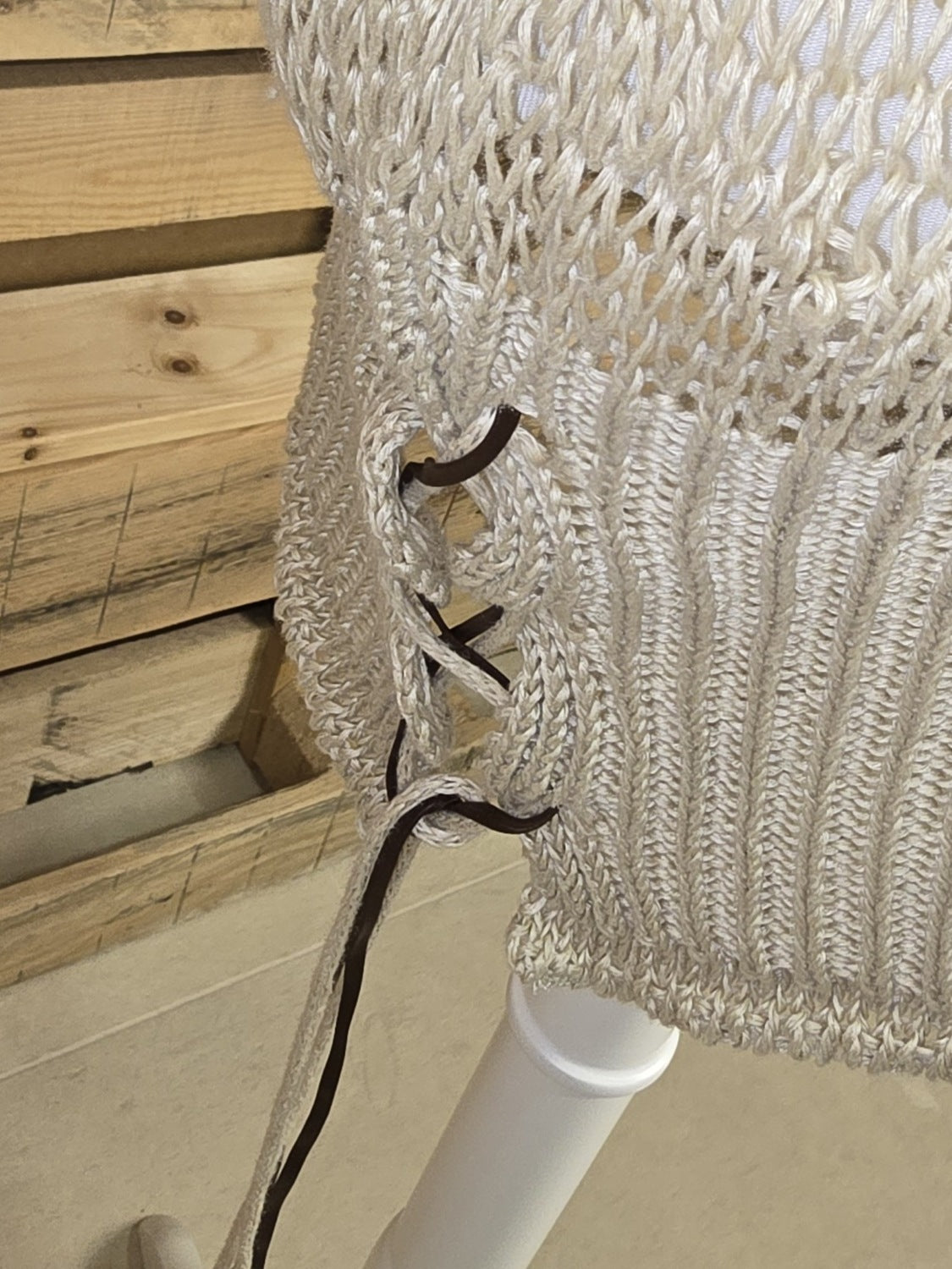 Sommerliches Stricktop mit Lederband