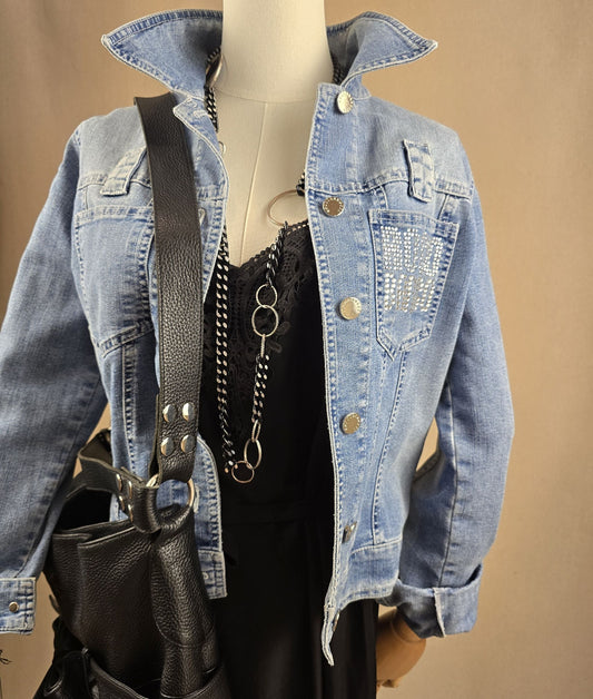 Vintage-Jeansjacke von Roccobarocco in Mittelblau mit silbernen Knöpfen und glitzerndem Logo-Schriftzug 
