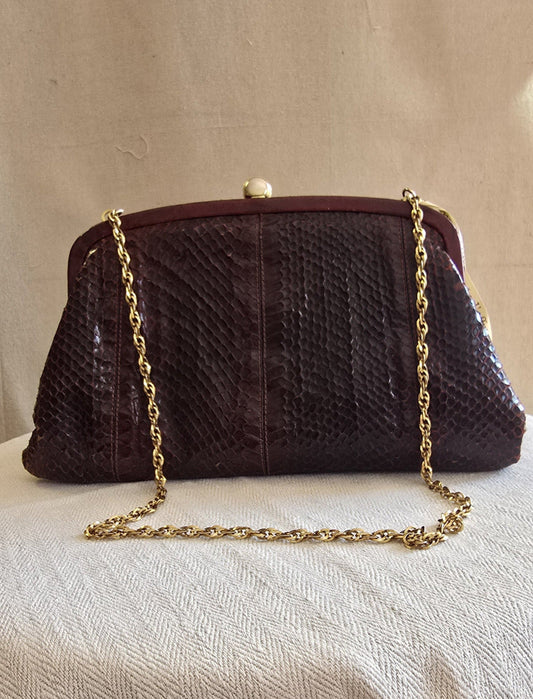 Vintage-Klapptasche in Bordeaux mit goldener Gliederkette – Vorderansicht auf hellem Leinentuch